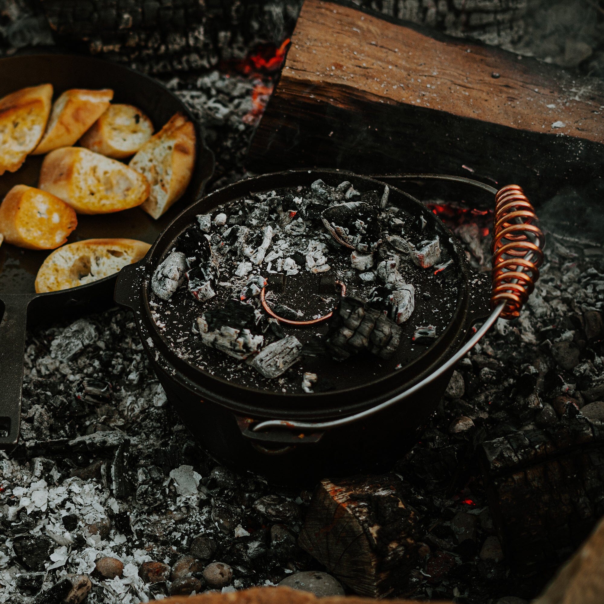 barebones-cook-dine-dutch-oven-4qt-gusseisentopf-deckel image 4