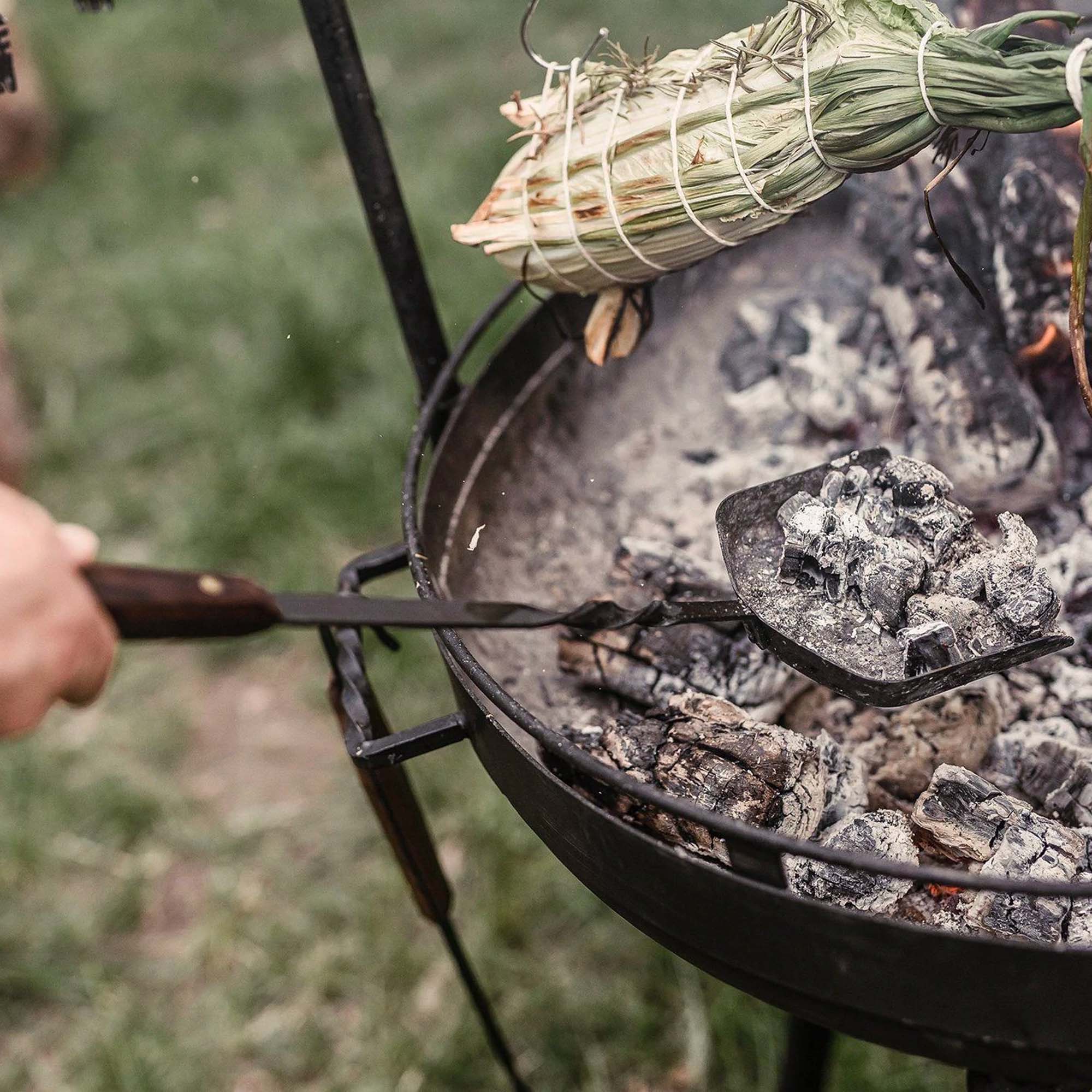 barebones-tools-cowboy-grill-kohlenschaufel-walnussgriff image 5