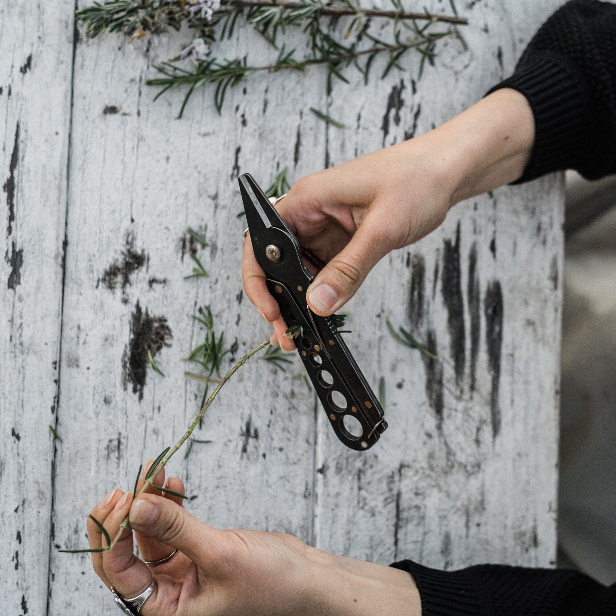 barebones-tools-herb-harvest-strip-kr-uterschere-tumbled-black image 5