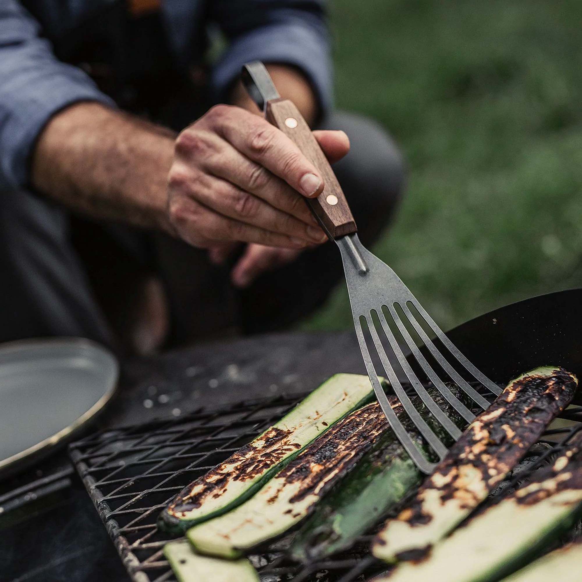 barebones-cowboy-grill-fischwender-edelstahl-walnuss image 5