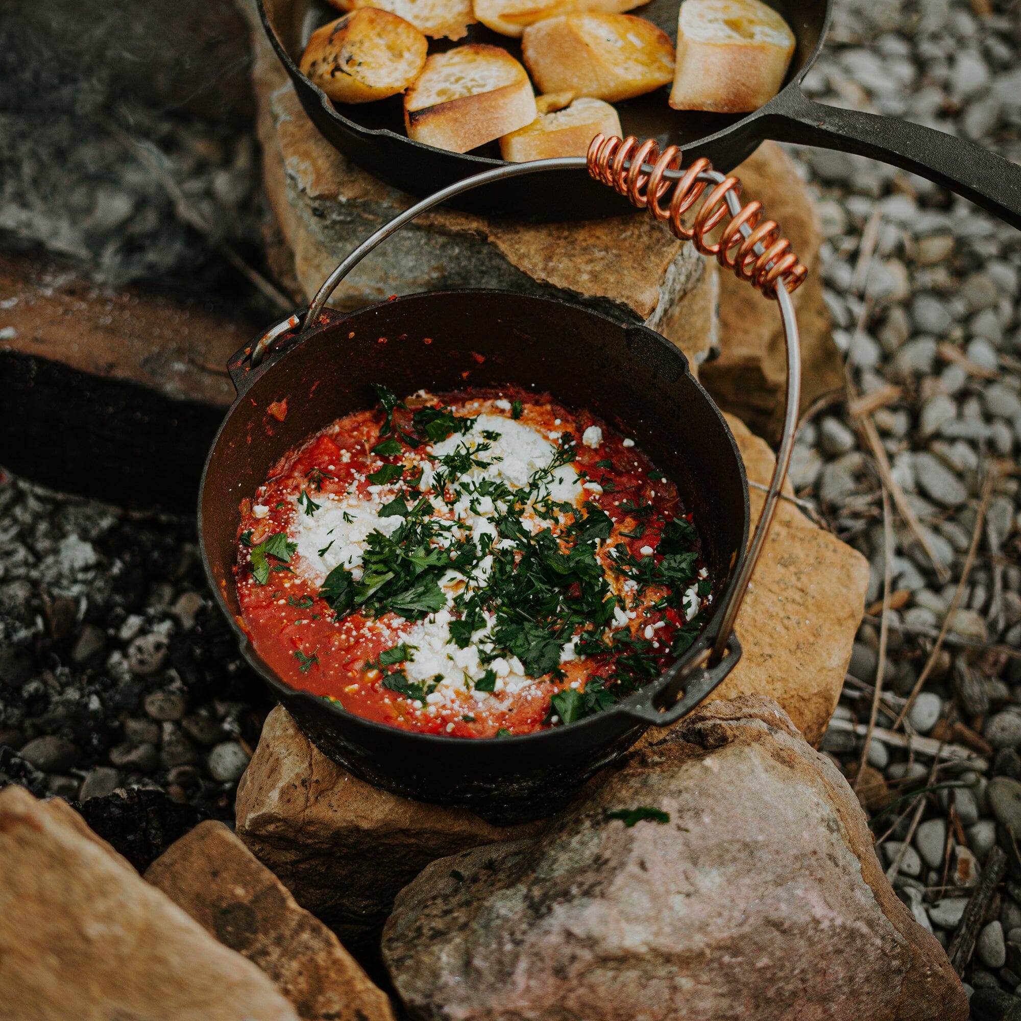 barebones-cook-dine-dutch-oven-4qt-gusseisentopf-deckel image 8
