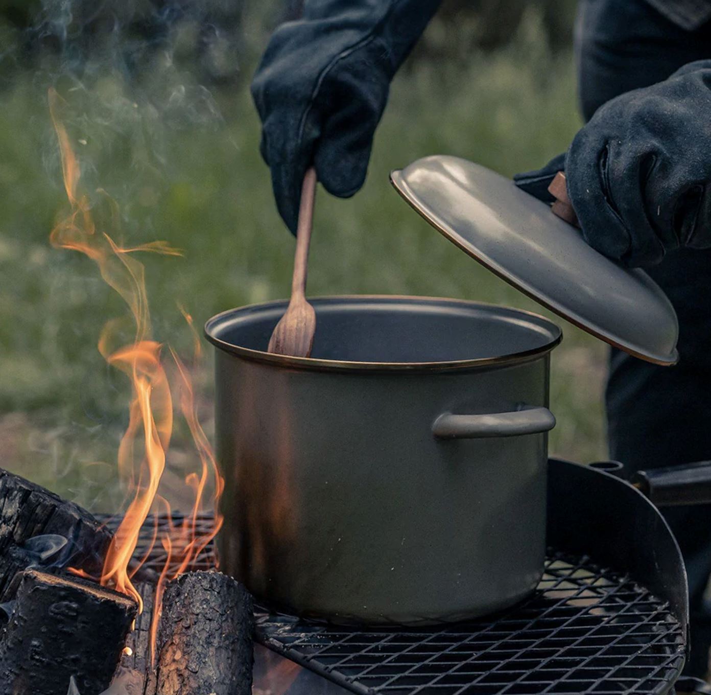 barebones-cook-dine-enamel-stock-pot-emailletopf-eggshell image 3