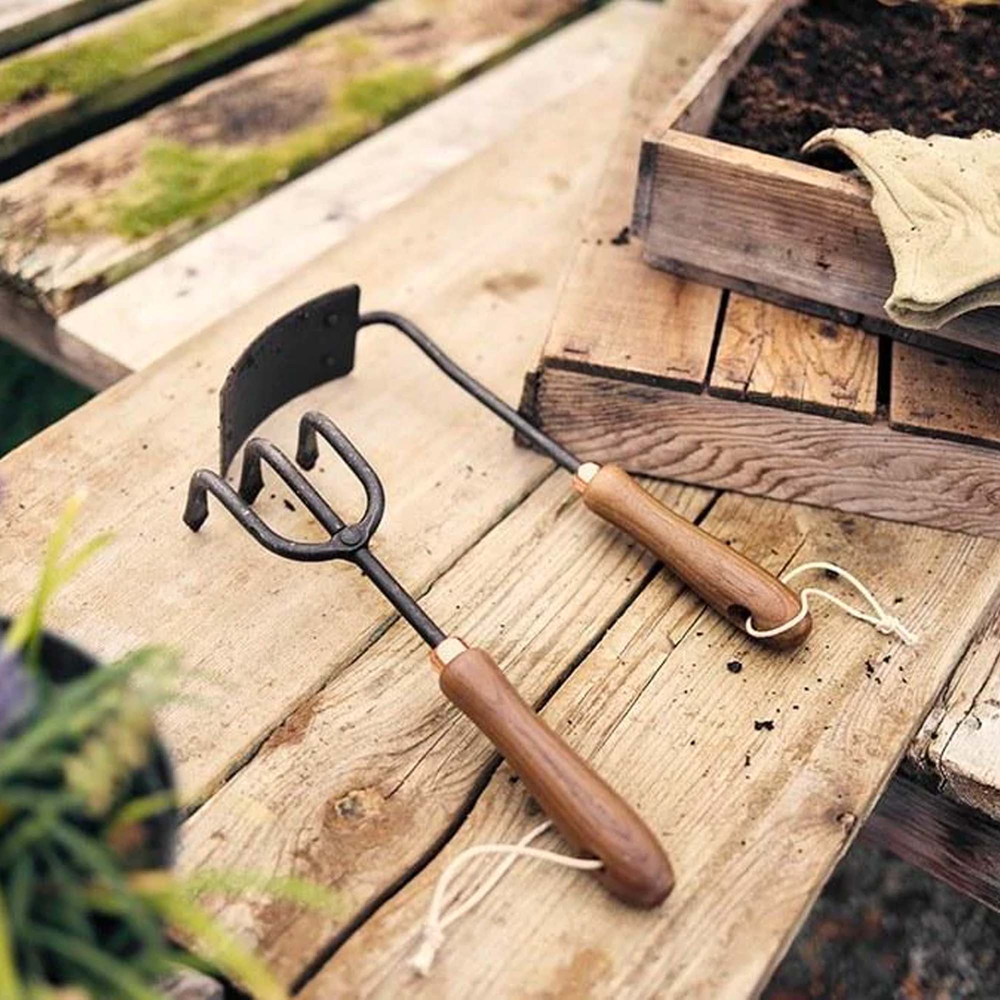 barebones-tools-square-hand-hoe-handhacke-walnuss-schwarz image 4