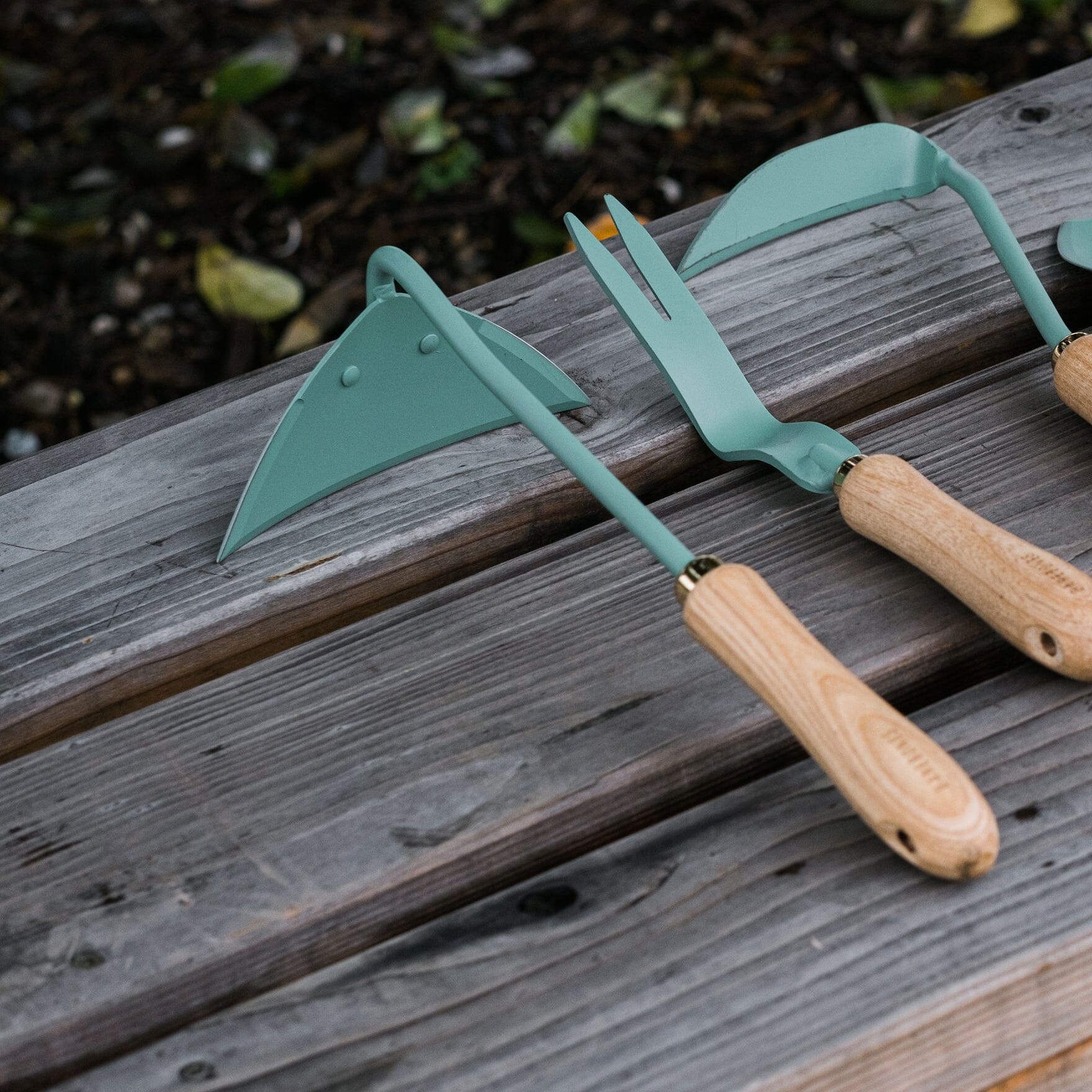 barebones-tools-triangle-hoe-gartenhacke-walnuss-edelstahl image 8