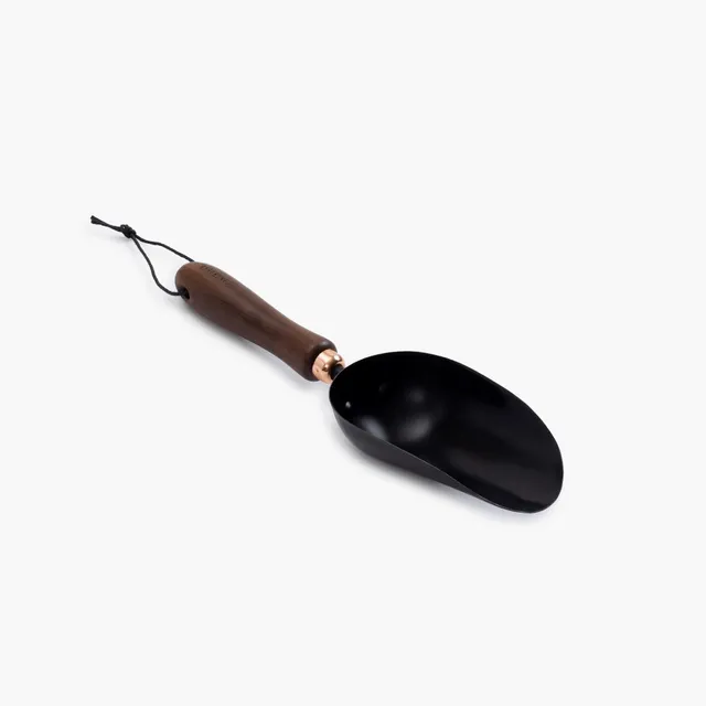 barebones-tools-garden-scoop-pflanzschaufel-walnut-black image 1