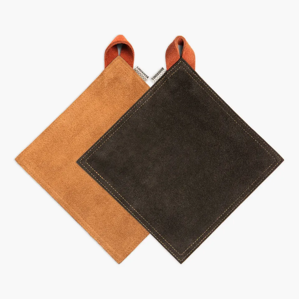 barebones-cook-dine-suede-topflappen-set-black-tan image 1